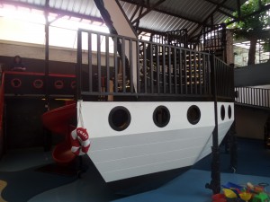 Area playground dengan konsep kapal pinisi. (Foto. evi)