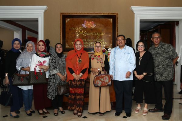 Ibunda Jokowi Kagum Koleksi Tenun dan Songket di Butik Anna Mariana