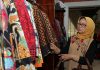 Ibunda Jokowi Kagum Koleksi Tenun dan Songket di Butik Anna Mariana