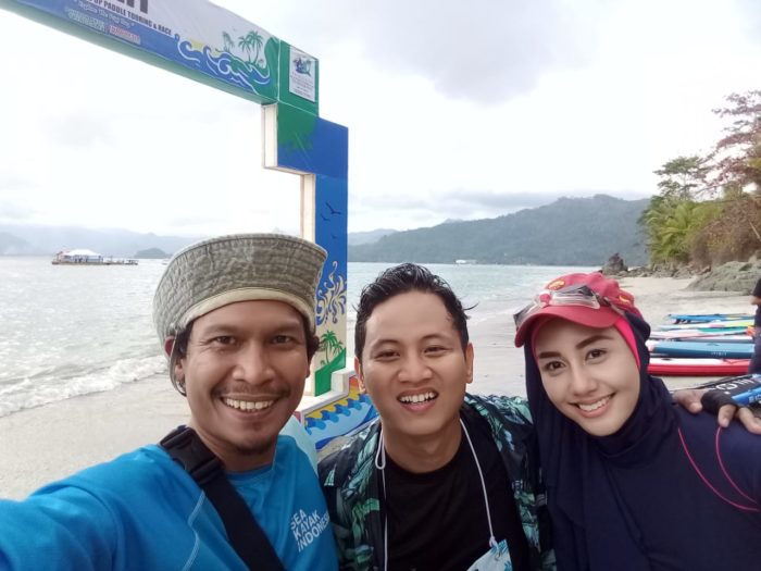 Stand Up Paddle Jelajahi Teluk Prigi