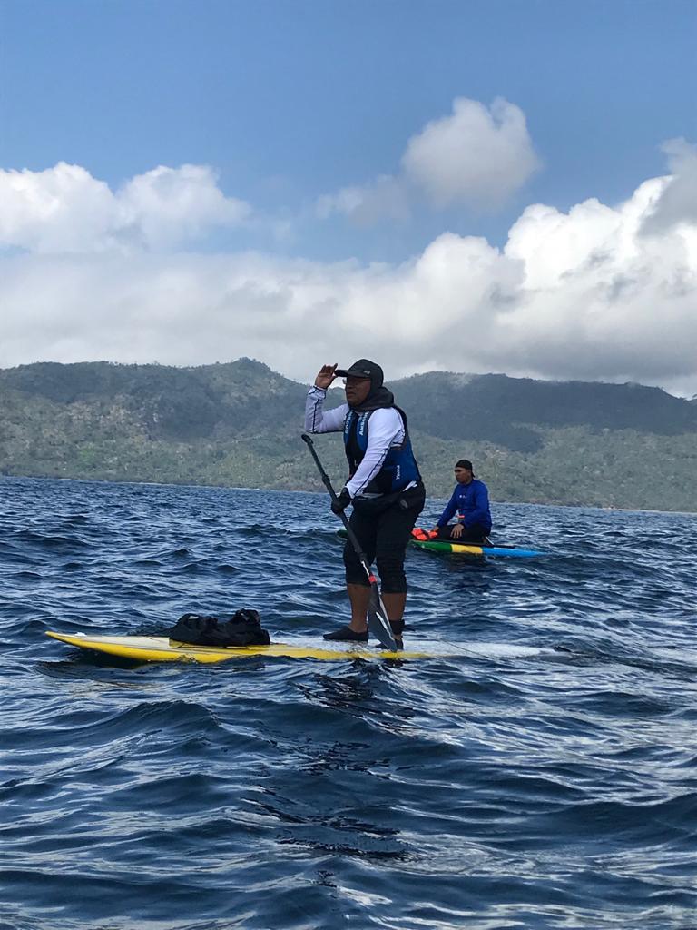 Stand Up Paddle Jelajahi Teluk Prigi
