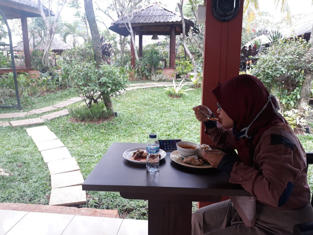 Makan Siang Menu Khas Solo di Resto Taman Kampung Bunga