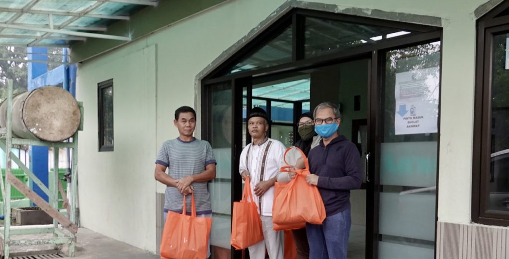 Desainer Wignyo Rahadi Menggalang Donasi dengan Masker Tenun