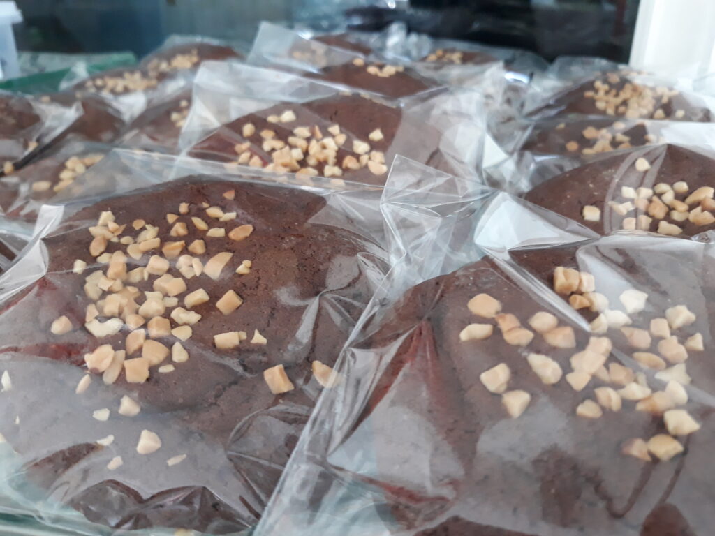 Manaree Bread and Cake Luncurkan Donat Pizza Ukuran 40 Centimeter