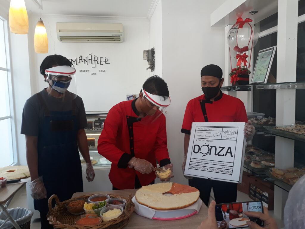 Manaree Bread and Cake Luncurkan Donat Pizza Ukuran 40 Centimeter