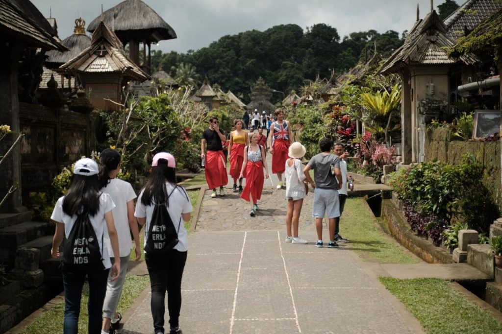 Sambil Bleisure ke Desa Wisata Jangan Lupa Belanja Produk Lokalnya
