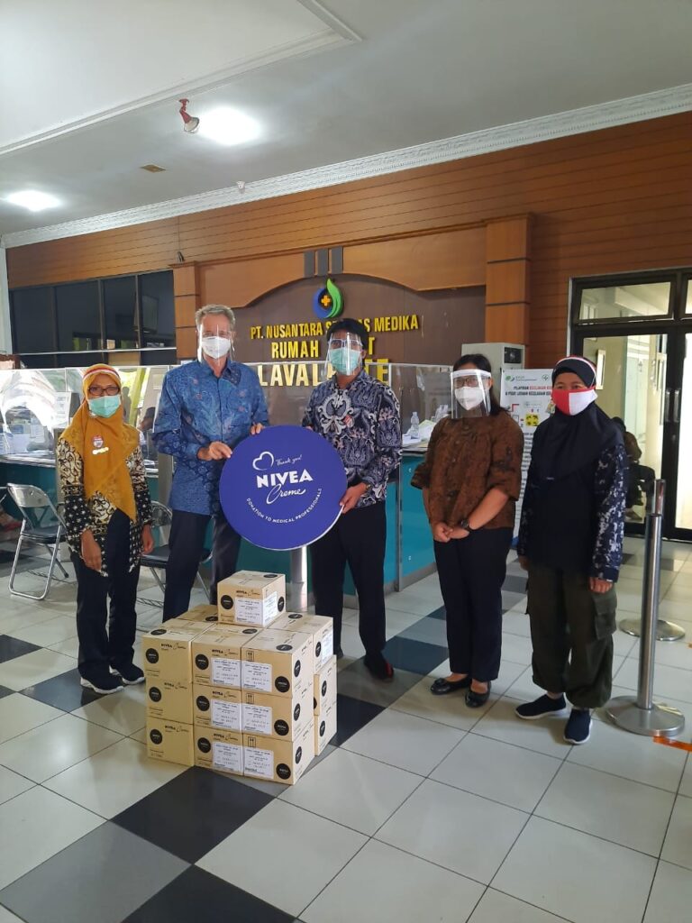 Berbagi Nivea Crème Tin Kemasan Khusus di Hari Kemerdekaan RI