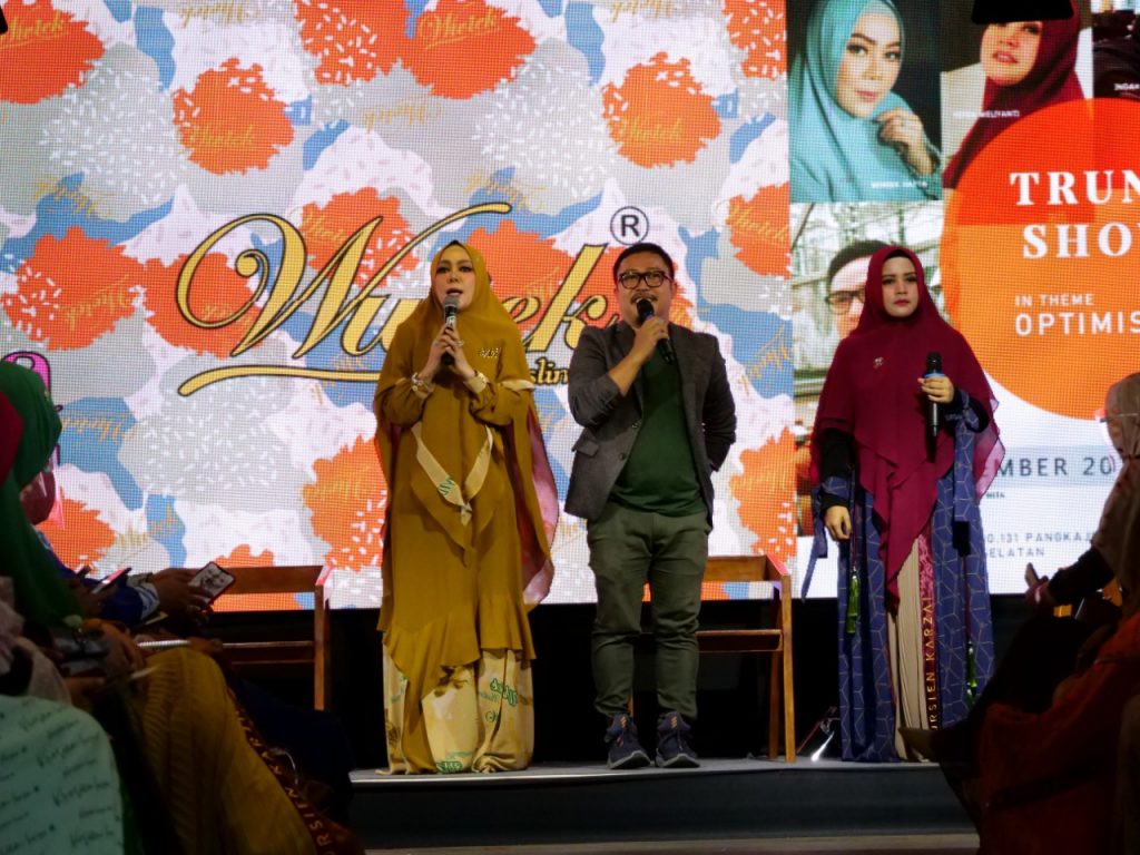 Kursien Karzai dan Wwiek Muslimah Luncurkan Warna Baru Koleksi Busana Syar’i di Trunk Show Optimistic