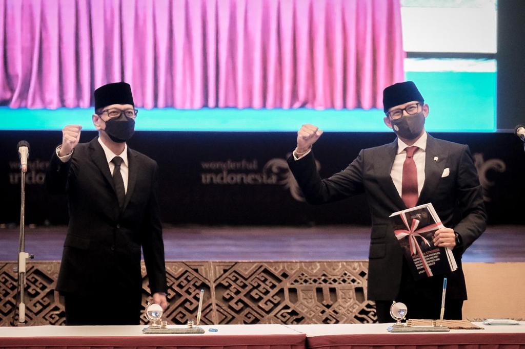 Wishnutama Serah Terima Jabatan Menteri Pariwisata dan Ekonomi Kreatif ke Sandiaga Uno