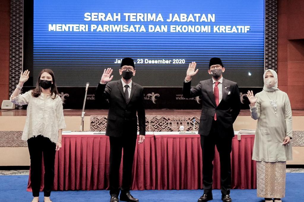 Wishnutama Serah Terima Jabatan Menteri Pariwisata dan Ekonomi Kreatif ke Sandiaga Uno