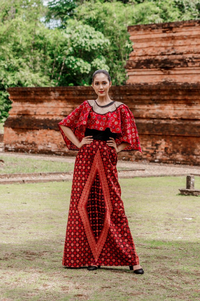 Dukung Pengembangan Kerajinan dan Pariwisata Jambi Designer Wigno Rahadi Tampilkan Koleksi Batik Jambi di Candi Muaro Jambi