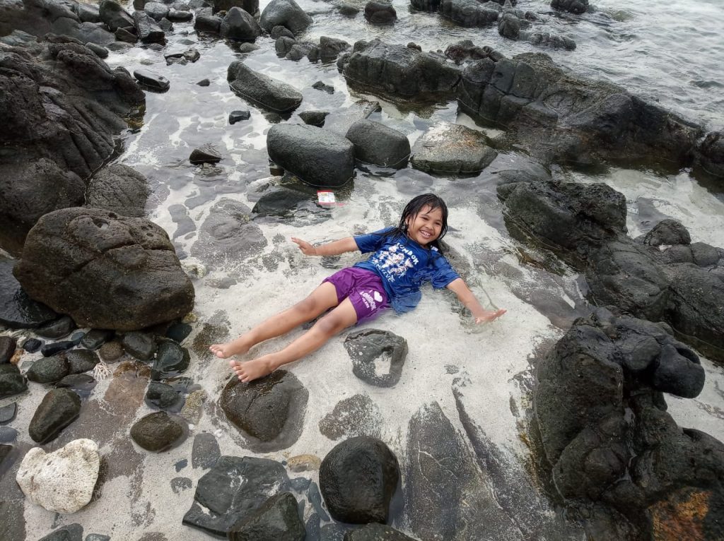 Eloknya Pantai Semeti Lombok yang Dikelilingi Batu Karang