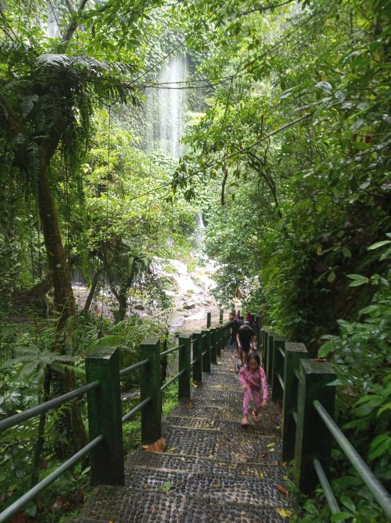 Menikmati Keindahan Dibalik Pesona Air Terjun Benang Kelambu