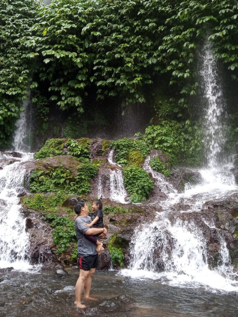 Menikmati Keindahan Dibalik Pesona Air Terjun Benang Kelambu