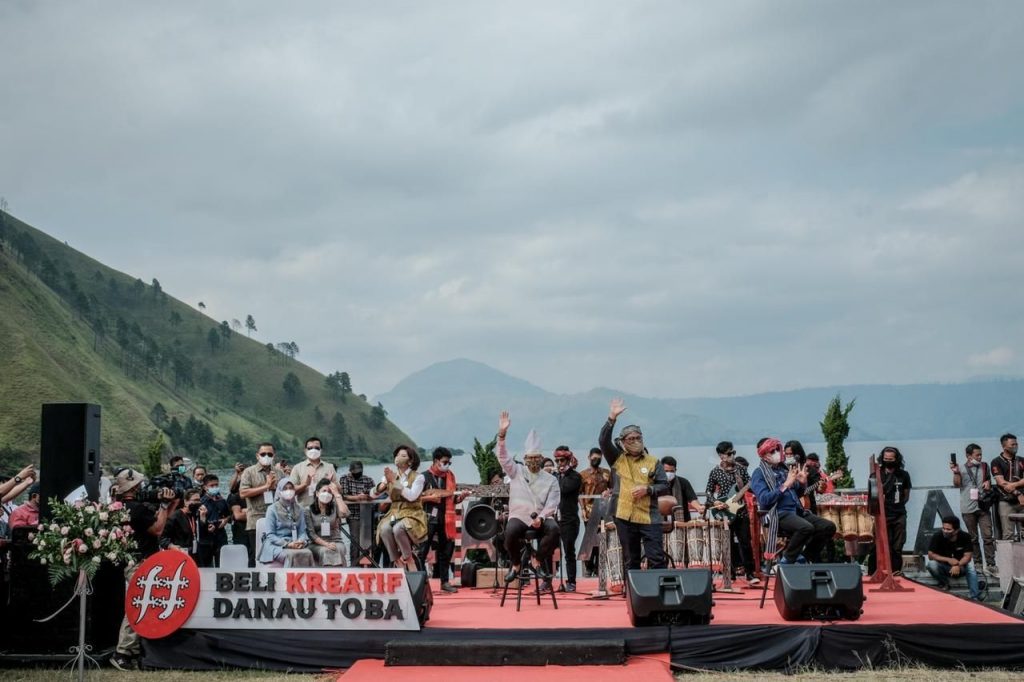 Menparekraf Dorong Masyarakat Bangga Produk Lokal Lewat #BeliKreatifDanauToba
