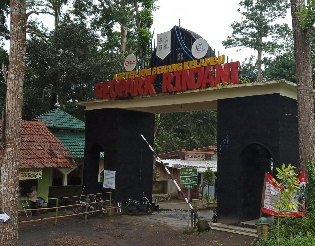 Menikmati Keindahan Dibalik Pesona Air Terjun Benang Kelambu