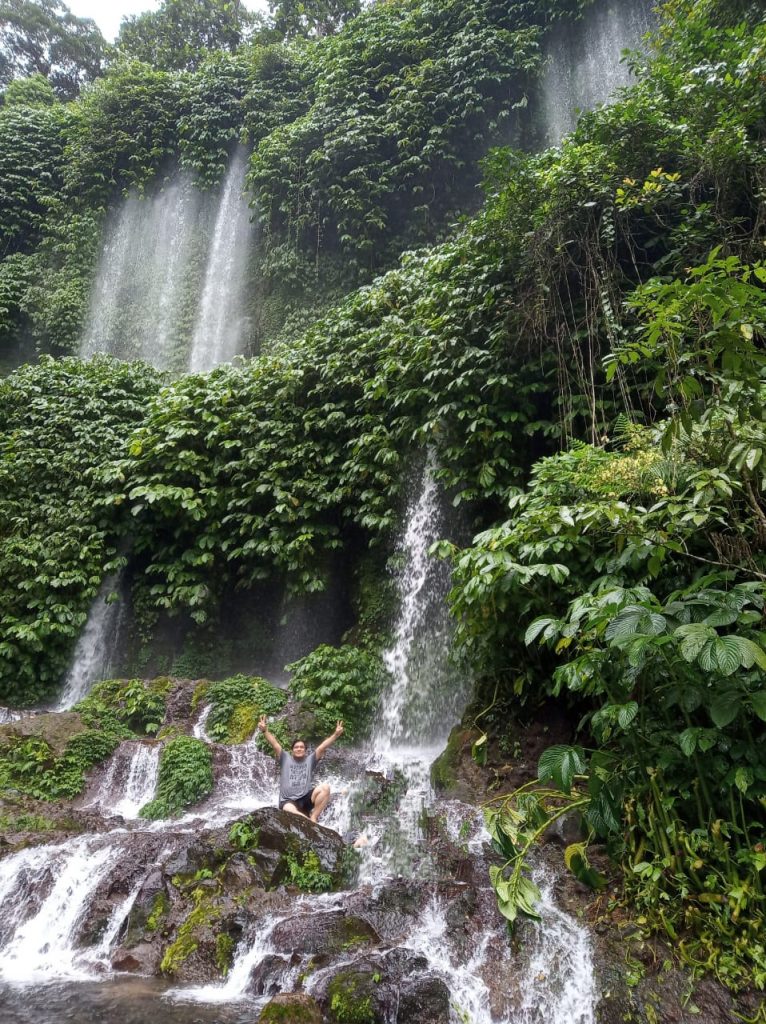 Menikmati Keindahan Dibalik Pesona Air Terjun Benang Kelambu