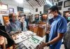 Kembali Lakukan Kunjungan Kerja, Menparekraf Tinjau Pengrajin Perak “Salim Silver”