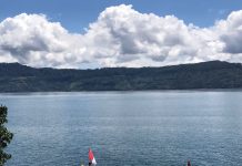 Komunitas Sea kayak Indonesia dan Paddler Sumatra Kibarkan Bendera Merah Putih di Danau Toba