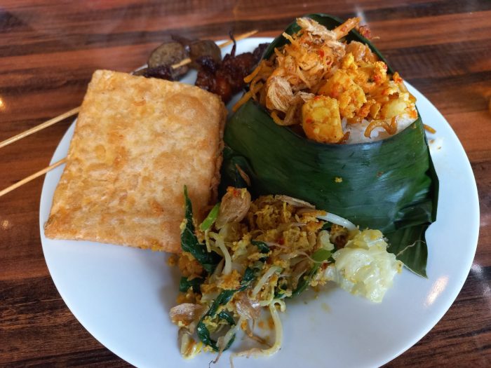 Ada Nasi Ponggol di Kafe Podjok Tjikini Whiz Hotel Cikini Jakarta  