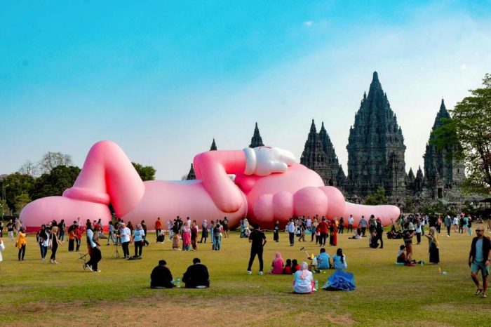 "KAWS: Holiday Indonesia" di Candi Prambanan Jadi Daya Tarik Kuat untuk Wisatawan