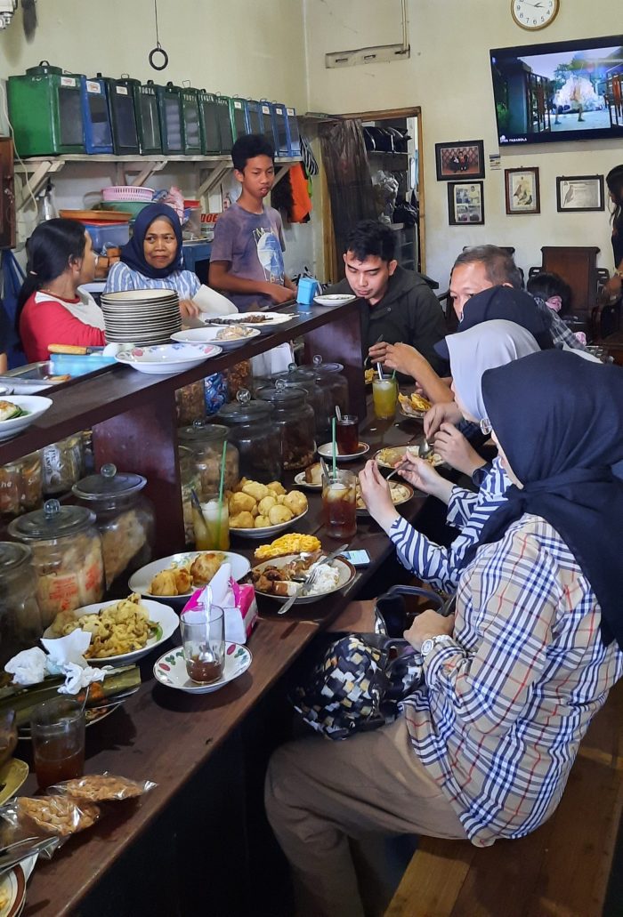 Merasakan Masakan Legendaris di Waroeng Jadoel Temanggung
