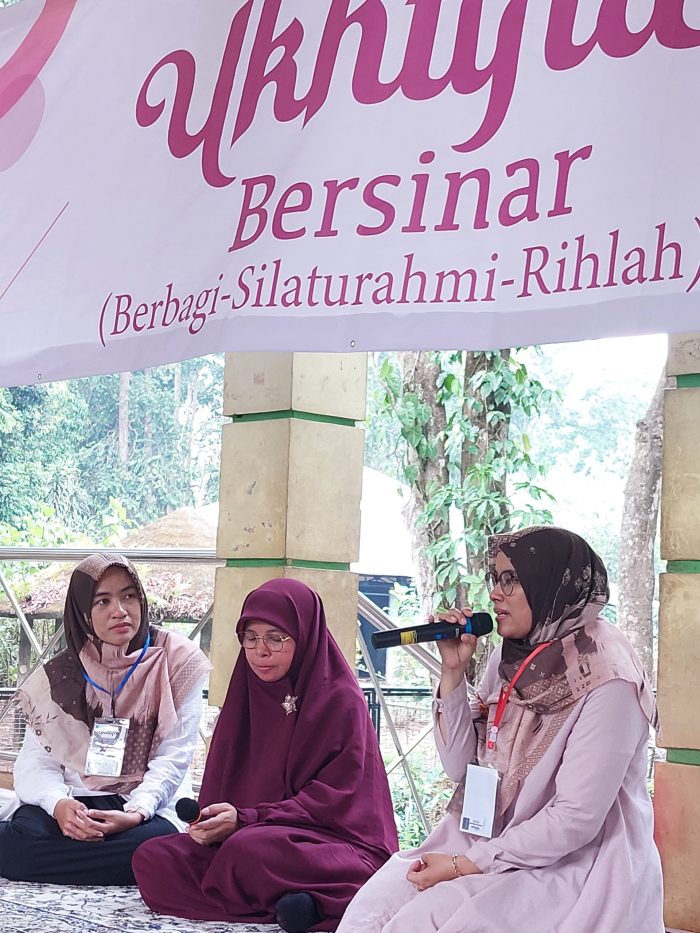 Peringati Milad Ukhtina Ke-5, Jalin Ukhuwah dan Berbagi di Taman Margasatwa Ragunan