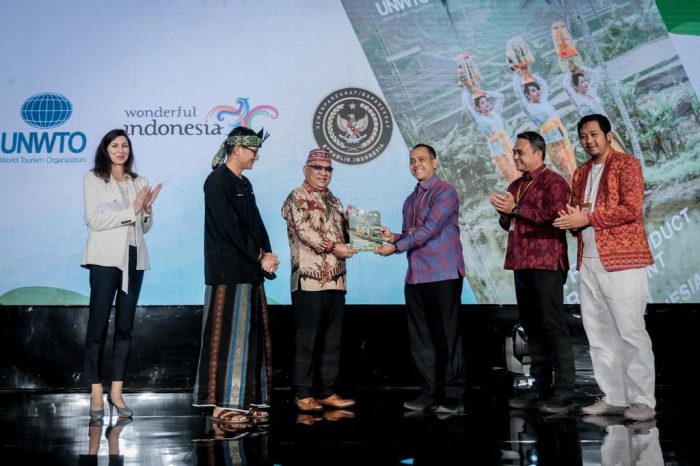 Kemenparekraf Terima Buku Panduan Pengembangan Destinasi Gastronomi dari UNWTO