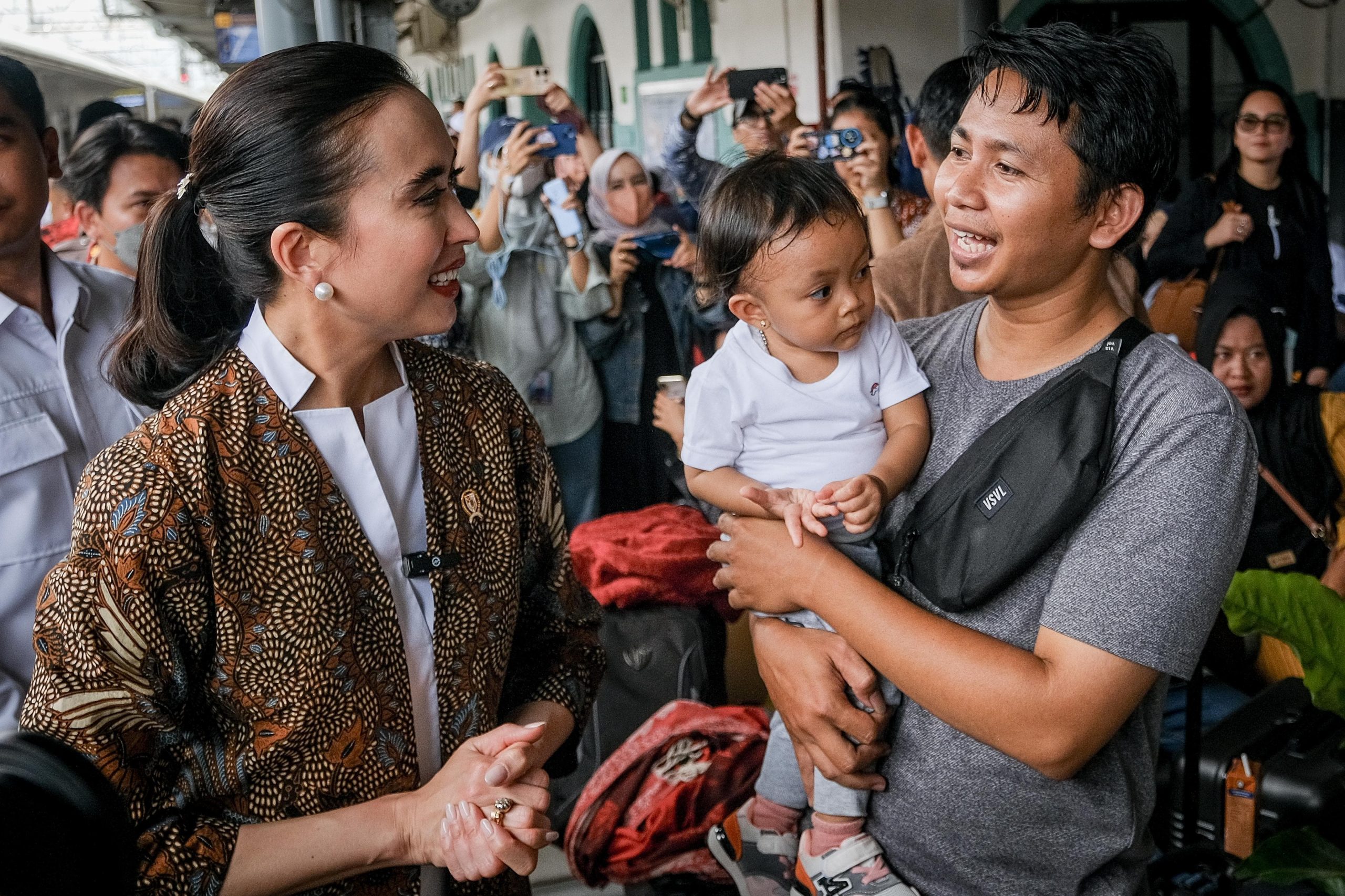 Menpar Tinjau Layanan Calon Pemudik dan Wisatawan di Stasiun Pasar Senen