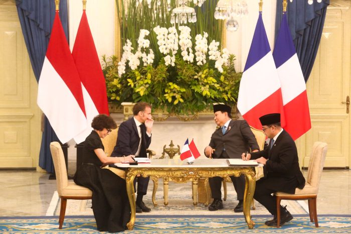 Menteri Ekraf Tanda Tangani Kerja Sama Bilateral Ekonomi Kreatif di Hadapan Prabowo-Macron