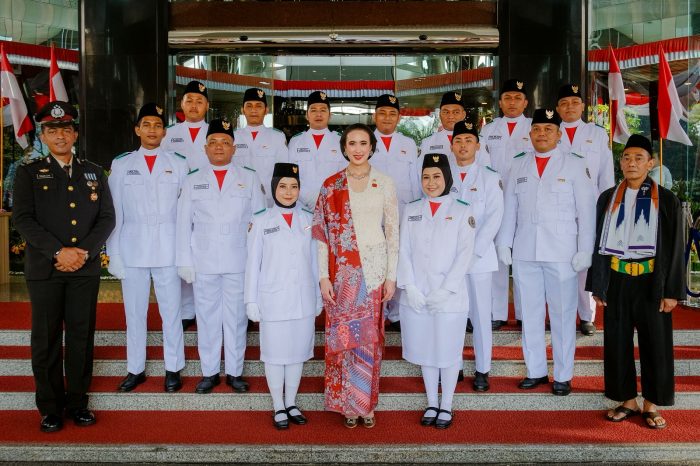 Upacara HUT ke-80 RI, Menteri Pariwisata Sematkan Tanda Kehormatan bagi Sejumlah Pegawai Kemenpar