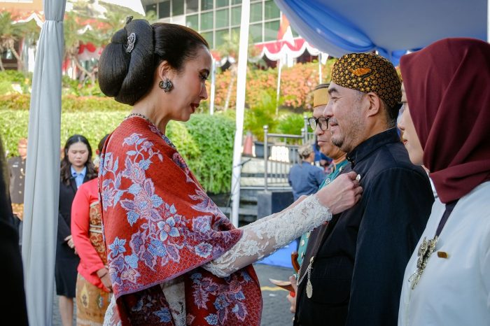 Upacara HUT ke-80 RI, Menteri Pariwisata Sematkan Tanda Kehormatan bagi Sejumlah Pegawai Kemenpar