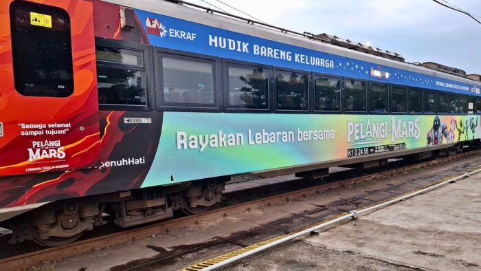 Kementerian Ekraf X KAI Bawa Livery dan Instalasi Pelangi di Mars saat Momentum Lebaran