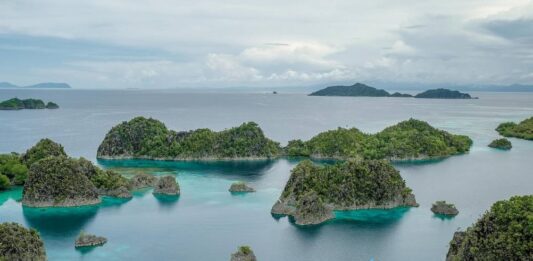 Menpar Widiyanti Tinjau Kesiapan Revalidasi UNESCO Global Geopark Raja Ampat Berita Perjalanan dan Pariwisata