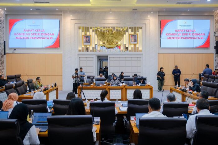 Rapat Kerja Kemenpar bersama Komisi VII: Pariwisata Indonesia Masih Tumbuh di Tengah Dinamika Global