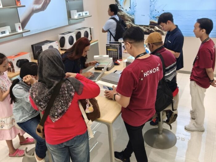 Indonesia Pimpin Kreasi Konten Digital di ASEAN, HONOR Perluas Akses Smartphone Mumpuni Lewat Program "Murah Banget Guys" 2 Indonesia Pimpin Kreasi Konten Digital di ASEAN, HONOR Perluas Akses Smartphone Mumpuni Lewat Program "Murah Banget Guys"