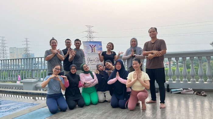 Yogadihotel dan Grand Travello Bekasi Ajak Pekerja Kelola Stres Lewat Yoga
