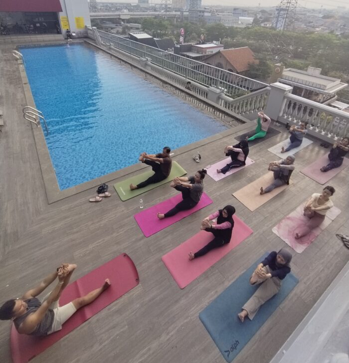 Yogadihotel dan Grand Travello Bekasi Ajak Pekerja Kelola Stres Lewat Yoga